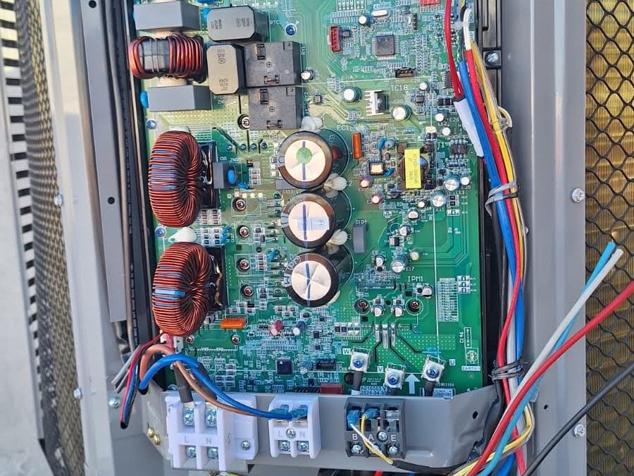 Placa de CFTV em manutenção pelo Tatu