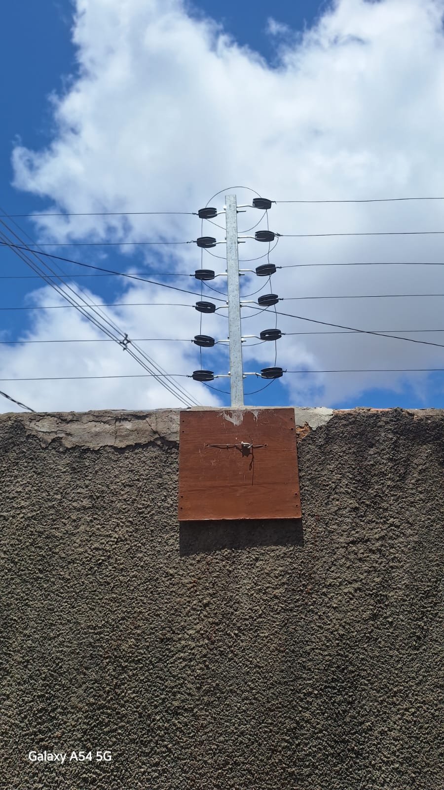 Cerca elétrica residencial em conformidade com NR-10 instalada em Teresina-PI · Tatu Resolve