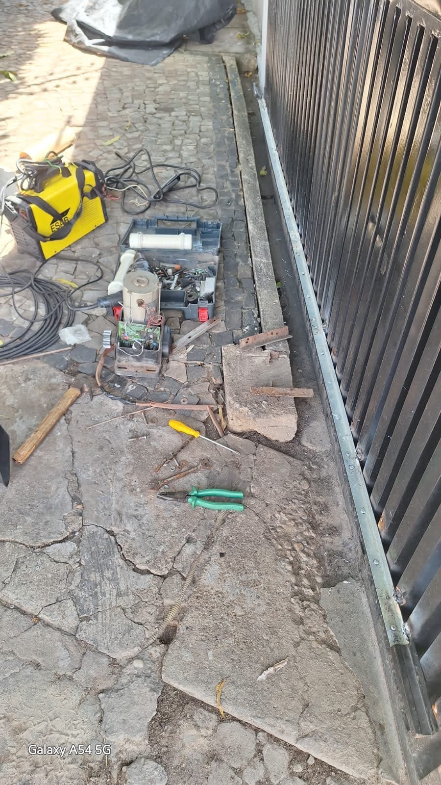 Conserto de portão automático com ferramentas em Teresina · Tatu Resolve